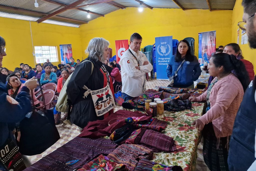 Embajador de España y coordinadora de Aecid visitan a emprendedoras indígenas en Sololá